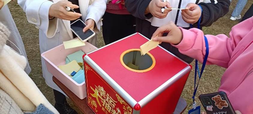 圖片包含 人, 草, 女人, 小孩描述已自動生成