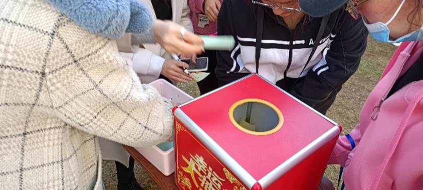 圖片包含 人, 女人, 女孩, 小描述已自動生成