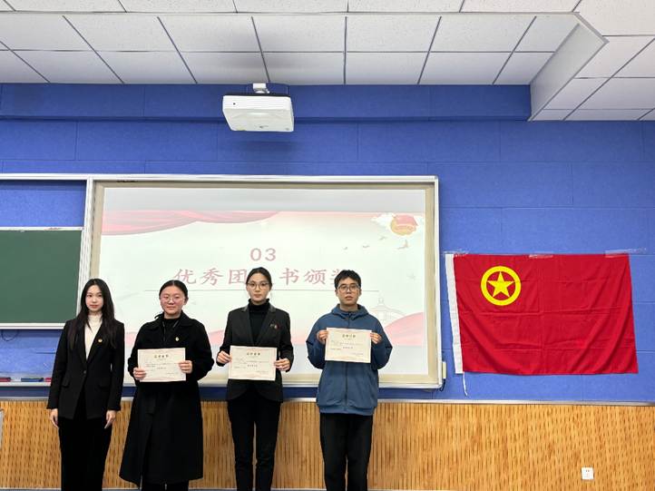 一群人站在一起AI 生成的內(nèi)容可能不正確。