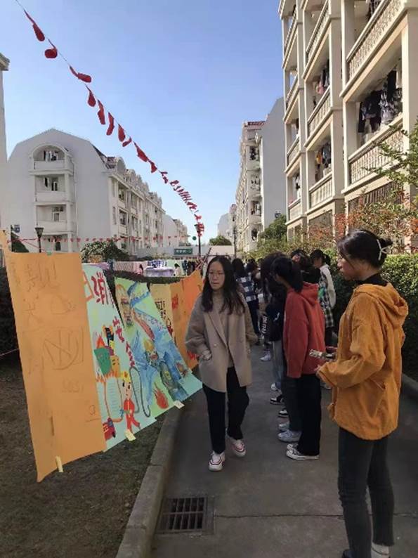 一群人站在建筑前描述已自動生成