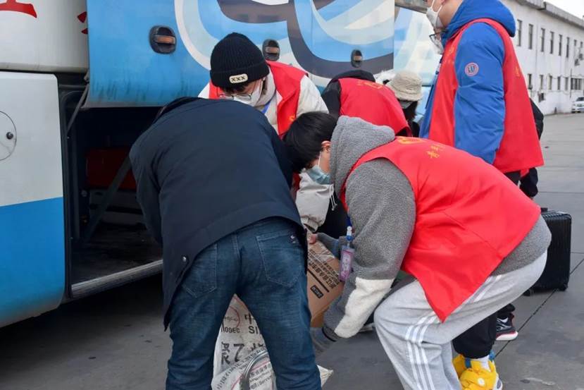 圖三 志愿者徐蘇陽(yáng)幫助旅客搬運(yùn)行李