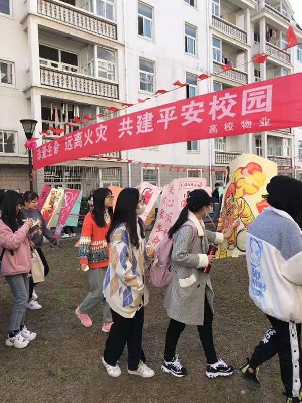 一群人站在街道上描述已自動生成