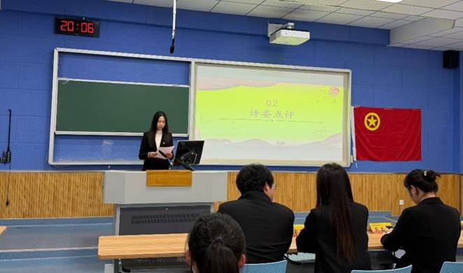 人們在看臺上的人在電視前AI 生成的內(nèi)容可能不正確。