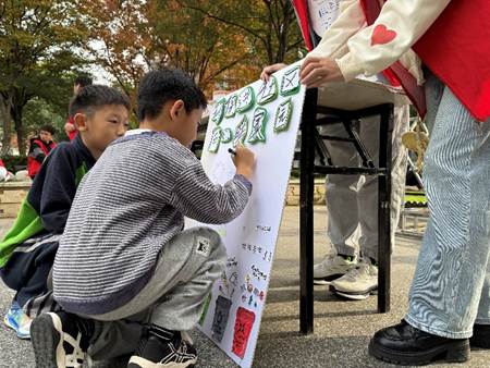 小孩站在地上AI 生成的內(nèi)容可能不正確。