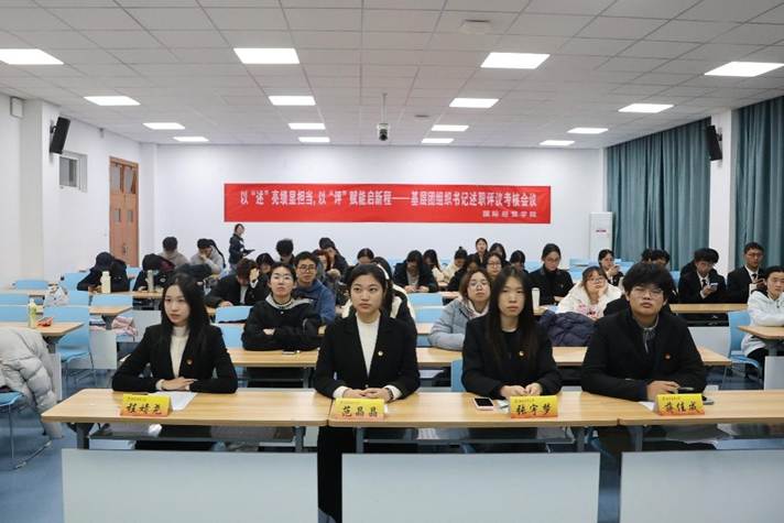 人們在看臺上的人在餐廳里AI 生成的內(nèi)容可能不正確。