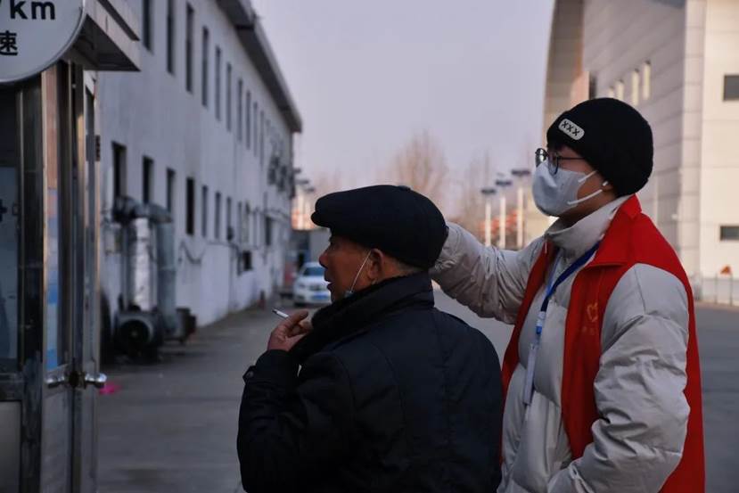 圖二 志愿者徐蘇陽(yáng)指引旅客出站